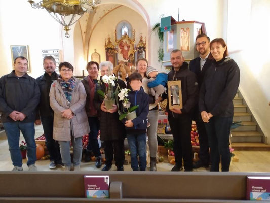 Familie Ferner mit dem Kirchenvorstand /Foto: M. Oßwald