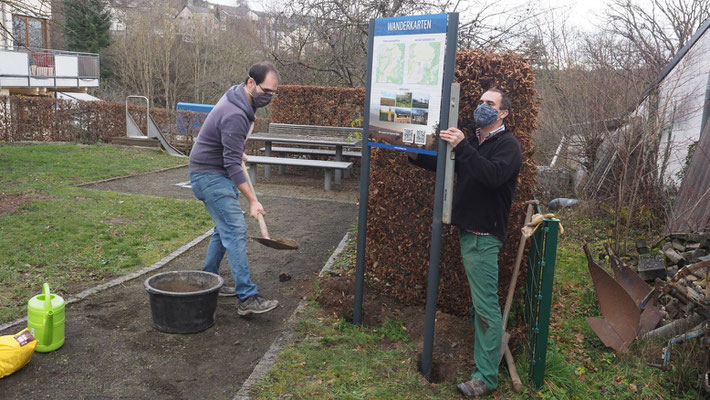 19.12.2020, Mitten im Dorf entsteht der neue Informationsplatz. Die Idee entstand u. a. während des "2. Dorfgespräch". Auf 3 Schautafeln wird zukünftig über Korlingen, die Wanderwege und die  Betriebe in und um Korlingen informiert. Jetzt schon ein herzli