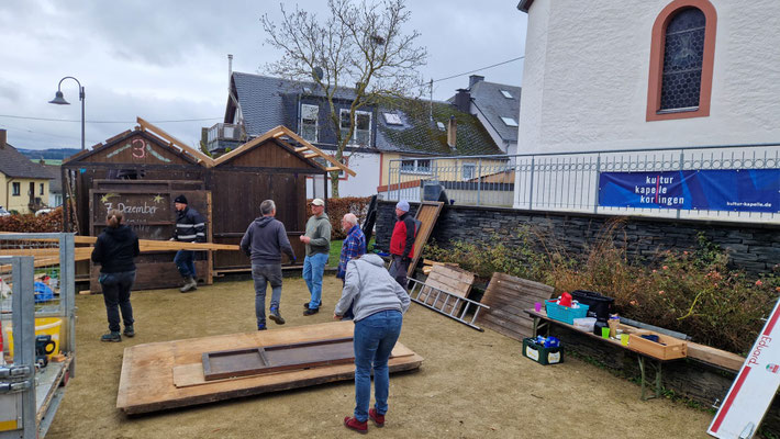 29.11.2025, Aufbau für den Advent an der Kapelle