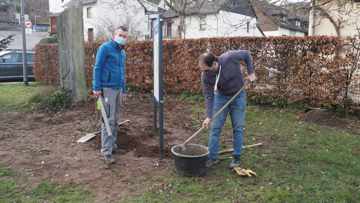 19.12.2020, Mitten im Dorf entsteht der neue Informationsplatz. Die Idee entstand u. a. während des "2. Dorfgespräch". Auf 3 Schautafeln wird zukünftig über Korlingen, die Wanderwege und die  Betriebe in und um Korlingen informiert. Jetzt schon ein herzli