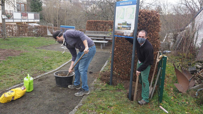 19.12.2020, Mitten im Dorf entsteht der neue Informationsplatz. Die Idee entstand u. a. während des "2. Dorfgespräch". Auf 3 Schautafeln wird zukünftig über Korlingen, die Wanderwege und die  Betriebe in und um Korlingen informiert. Jetzt schon ein herzli