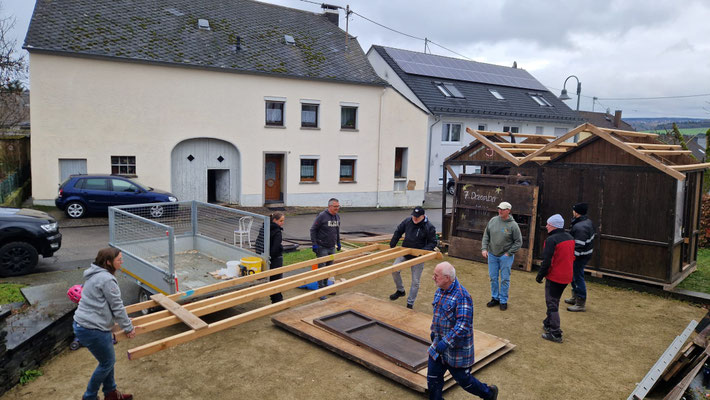 29.11.2025, Aufbau für den Advent an der Kapelle