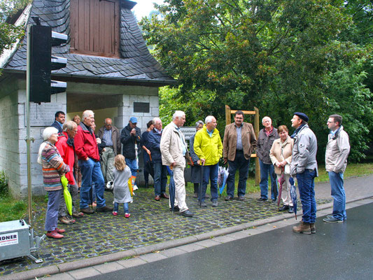 Zuvor waren die Freunde und Förderer des Rollschiffs gemeinsam von der Kettenbrücke zu einem Spaziergang aufgebrochen. (Foto: Horz)