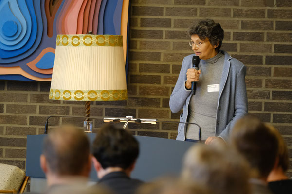 Prof. Dr. Carola Kuhlmann (Evangelische Hochschule RWL ) stellt die Entstehung und Entwicklung evangelischer Hochschulen in Deutschland vor. | Foto: Ehrig