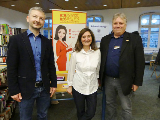 Dr. Matthias Heuberger (IZGS), Daniela Horn und Johannes Fellner (beide ASB Mittelhessen) informieren interessierte Senioren und Seniorinnen über das Projekt GESCCO  | Foto: IZGS