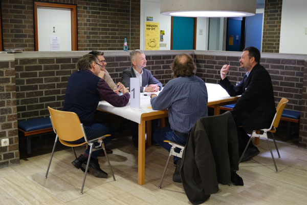 Thementisch "Von der Lehranstalt zur Hochschule für Angewandte Wissenschaft. Forschung im Wandel der Zeit." moderiert von Dr. Matthias Heuberger.| Foto: Ehrig