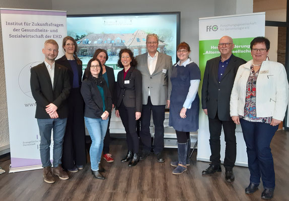 Feiern den Abschluss (v.l.): Dr. M. Heuberger & C. Schulz (beide IZGS), Prof. Dr. A. Kuhlmann & B. Bertermann (beide TU Dortmund), A. Unland &  M. Brauckmann (beide LiA), S. Lechtenfeld (TU Dortmund), Prof. Dr. G. Igl, W. Willing (LiA) | Foto:Angenent