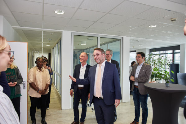 Im neuen Campus 3 L Bereich: Staatsminister Timon Gremmels im Gespräch mit Studierenden des Weiterbildungsmasters Psychosoziale Beratung (M.A.). | Foto: Hudler 