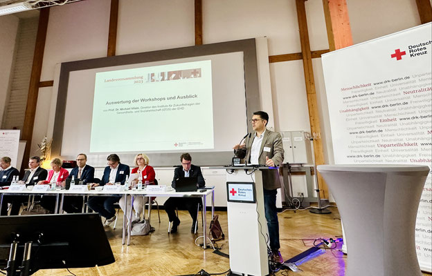 Prof. Dr. Michael Vilain erläutert die VUCA-Welt für die Strategiebildung des DRK LV Berlin.  | Foto: IZGS