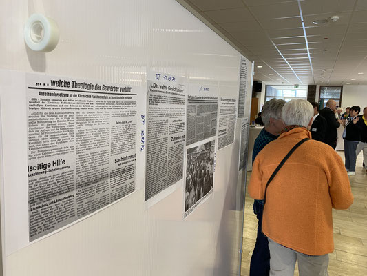 Zeitungsberichte, Fotos und Publikationen aus fünf Jahrzehnten waren auf dem Tag zur Geschichte der EHD zu finden und zu bestaunen.| Foto: Meyer