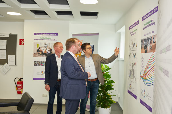 Prof. Dr. Michael Vilain (rechts) stellt Herrn Staatsminister Timon Gremmels die bisherigen Schritte zum nachhaltigen Hochschulbetrieb vor. | Foto: Hudler 