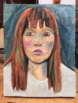 Portrait, Mädchen vor blauem Hintergrund, 2025
