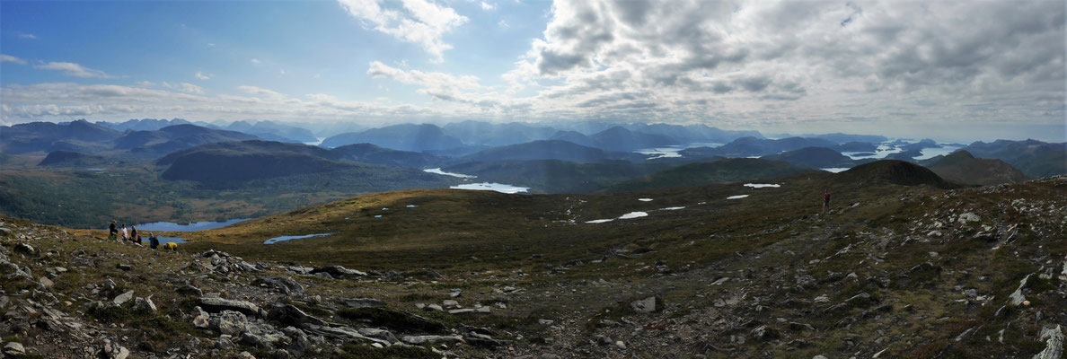 Ich bilde mir ein, dass man da auch noch ein Stück vom Sunnylvsfjord sah (Panorama vom Gipfel) 