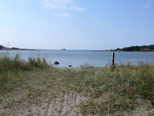 Der Küstenweg führt dann an weiteren Buchten mit noch einem ausgewiesenen Zeltplatz und immer wieder auch an Privatgrundstücken vorbei, die dann natürlich nicht zum Park gehören.