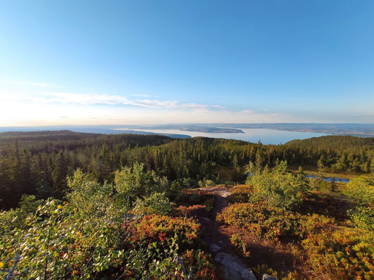 Oben hat man einen guten Überblick über die Mitte des Mjøsa-Sees mit Panorama-Tafel. So richtige Gebirge sind noch nicht in Sicht.
