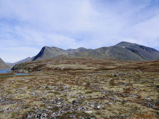Rechts ist der Storronden-Gipfel, den ersten Teil des Pfads kann man gut sehen