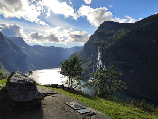 Hier der berühmte Blick (mit Gedenktafel) auf den Fjord.