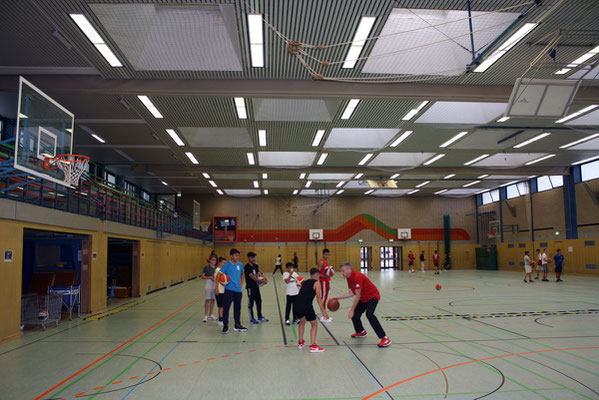 Trainer Marko erklärt Spieltaktik