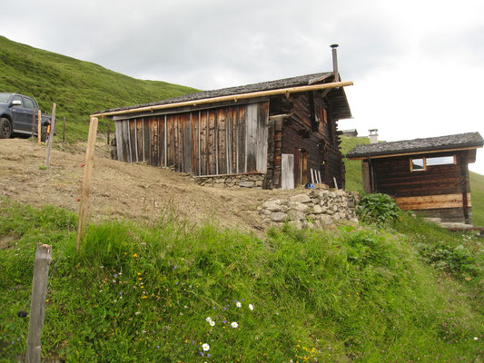 Diese Fassade wurde Teilweise mit alten Brettern ergänzt, die Deckleisten fehlten