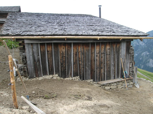 Diese Fassade wurde Teilweise mit alten Brettern ergänzt, die Deckleisten fehlten