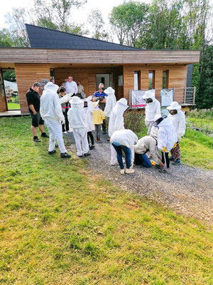 Les apiculteurs en herbe. L'adrénaline commence à monter; ils vont visiter une ruche pour la première fois