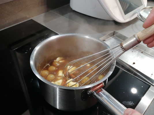 Montez la sauce au beurre en coupant la source de chaleur