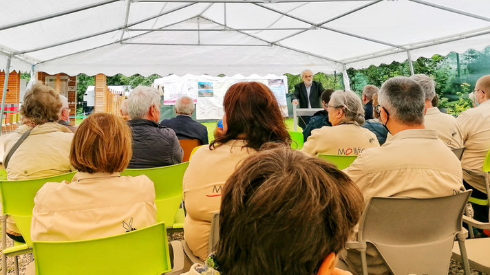 Le public, écoutant le discour, impatient de découvrir la nouvelle maison de l'abeille noire