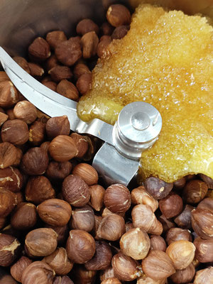 www.labeillenoire.be : les noisettes et le miel sont placés dans le cutter