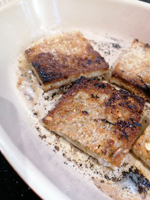 Rissolez les carrés de pain de mie dans du beurre noisette