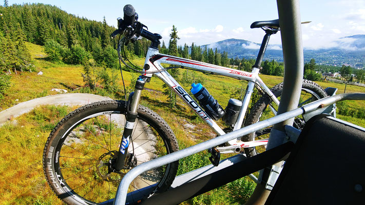 Mountainbike in de lift