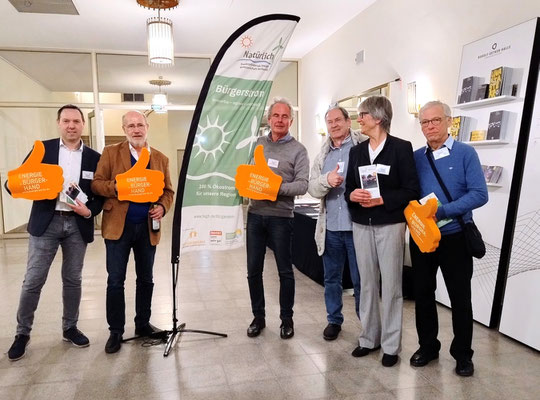 Gemeinsames Foto mit Harald Lesch und den Teilnehmern am Infostand