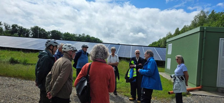 Die Teilnehmer der Radtour an der Bürgersolaranlage Hainkamp