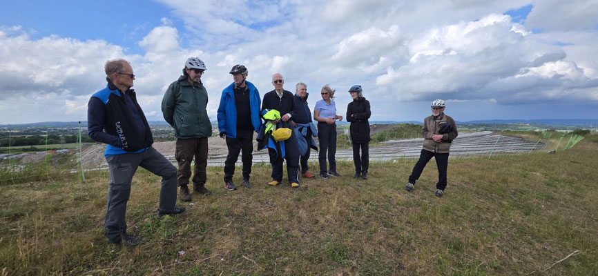 Die Teilnehmer der Radtour an der Bürgersolaranlage Reesberg