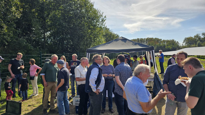 Nach dem offiziellen Teil kam man mit einer Pizza in der Hand ins Gespräch
