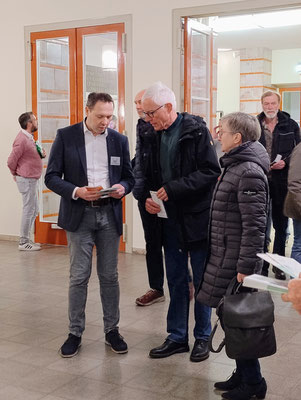 Unsere Mitglieder im Gespräch mit Teilnehmern der Veranstaltung