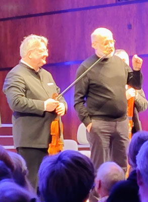 Harald Lesch mit dem 1. Geiger des Merlin Ensembles Wien auf der Bühne 