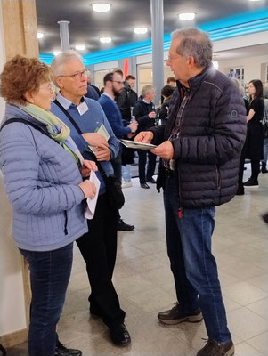 Unsere Mitglieder im Gespräch mit Teilnehmern der Veranstaltung
