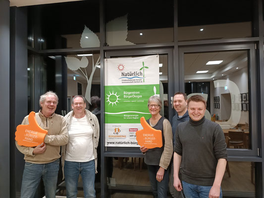 Aufstellung einiger Genossen vor dem Eingang zur Veranstaltung