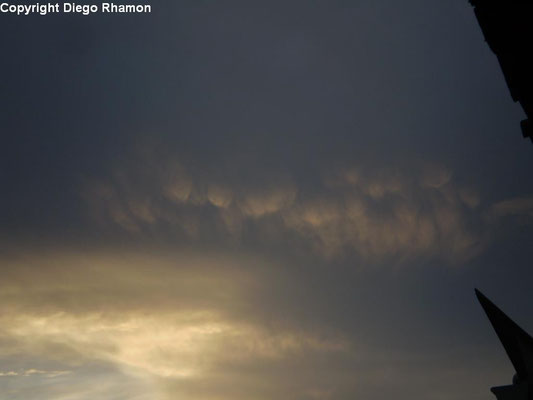 Mammatus associadas à Altostratus vistas em João Pessoa, Paraíba, em 19/01/2011.