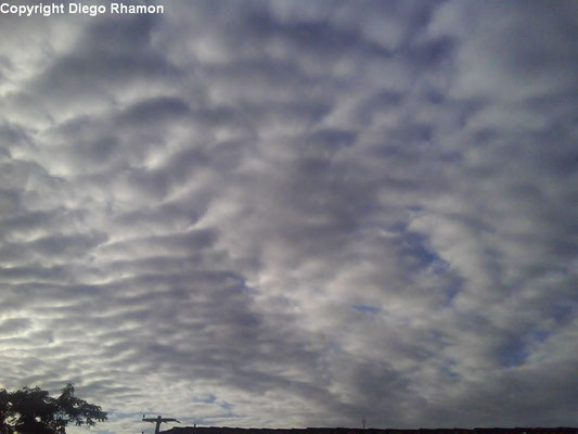Altocumulus radiatus vistas em João Pessoa, Paraíba, em 25/07/2009.