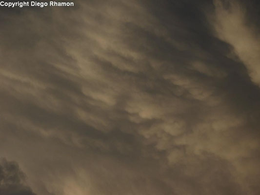 Mammatus associadas à Cumulonimbus vistas em João Pessoa, Paraíba, em 12/04/2011.