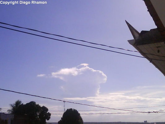 Cumulonimbus com pileus vista em João Pessoa, Paraíba, em 14/03/2009.