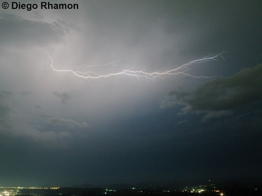 Raio intranuvem visto em São José dos Campos, São Paulo, em 20/10/2022.