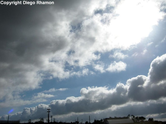 Cumulus humilis radiatus vistas em Campina Grande, Paraíba, em 16/11/2014.