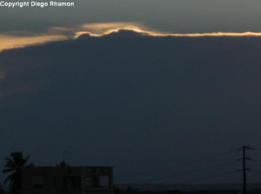Cumulonimbus com pileus iridescente vista em João Pessoa, Paraíba, em 07/04/2013.