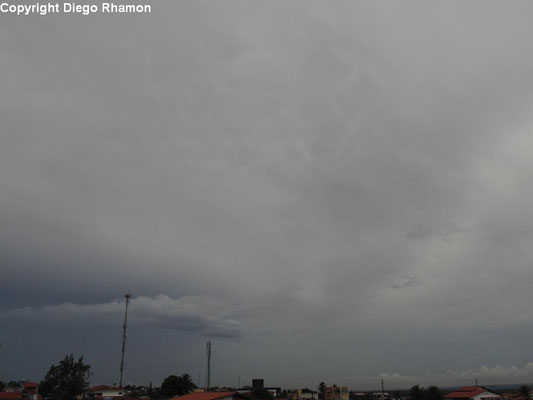Altostratus opacus com mammatus vistas em João Pessoa, Paraíba, em 14/03/2014.