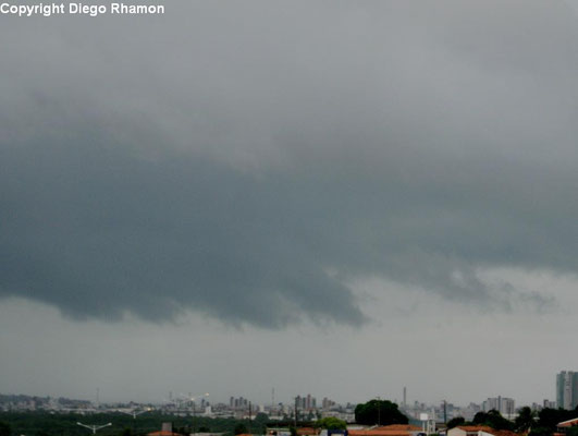 Nimbostratus fractus vistas em João Pessoa, Paraíba, em 12/02/2014.