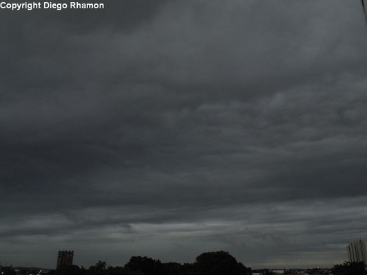 Stratocumulus lacunosus vistas em Campina Grande, Paraíba, em 11/06/2014.