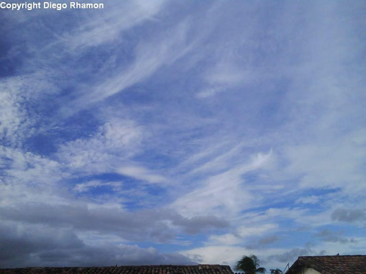 Cirrus duplicatus vistas em João Pessoa, Paraíba, em 28/02/2009.