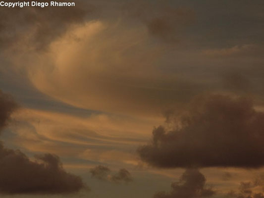Cirrus uncinus vistas em João Pessoa, Paraíba, em 08/03/2014.